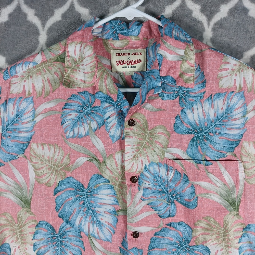 Trader Joes X Hilo Hattie Hawaiian Shirt Men Size Large Blue Pink Leaf Aloha